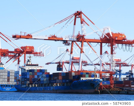 Port Island Container ship that unloads containers with a gantry crane at the wharf Port Island Container ship that unloads containers with a gantry crane at the wharf 58743903