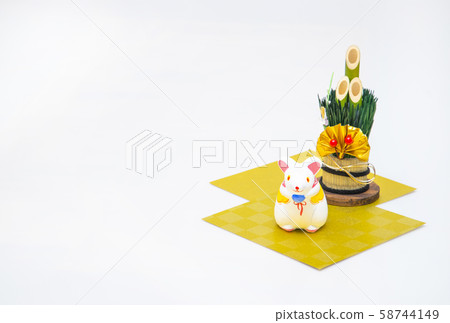 新年賀卡材料鼠標和kadomatsu雕像 新年賀卡材料鼠標和kadomatsu雕像 58744149
