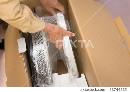 Unpacking the fan Unpacking the fan 58744585