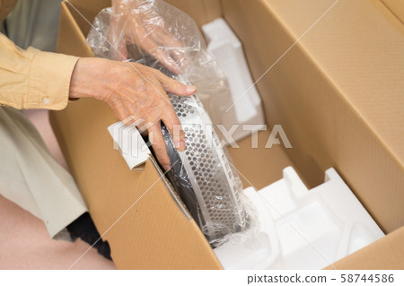Unpacking the fan 58744586