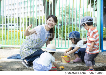 Female nursery nursery teacher 58745888