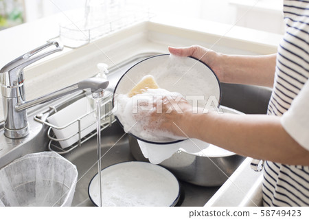 家庭主婦洗碗 58749423