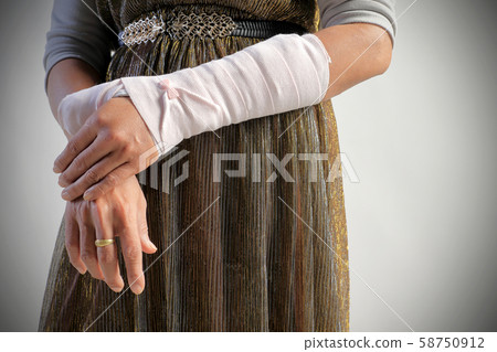 Injure broken arm Injure broken arm 58750912