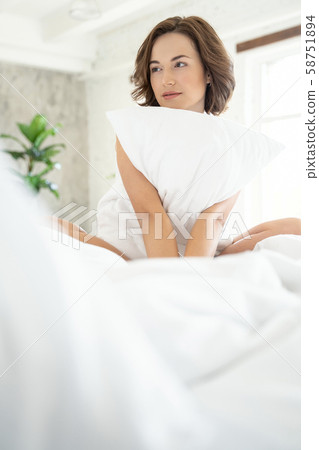 Pretty young lady looking into the distance Pretty young lady looking into the distance 58751894