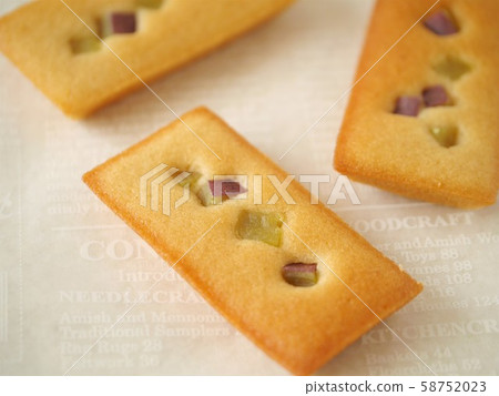 Sweet potato financier (horizontal position) 58752023