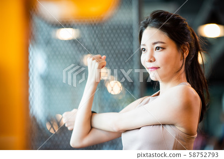 女子運動拉伸 女子運動拉伸 58752793