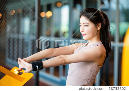 女子運動拉伸 58752802