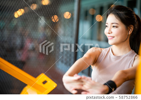 女子運動拉伸 女子運動拉伸 58752866