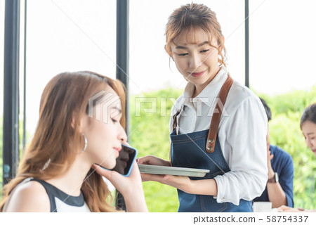 女咖啡館職員 女咖啡館職員 58754337