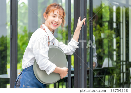 女咖啡館職員 58754338