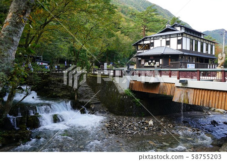 巖泉的秋季颱風後的龍泉洞 58755203