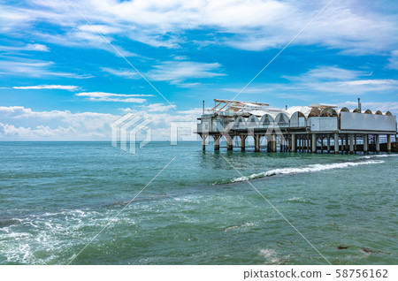 Platform on supports in the sea near the shore. 58756162