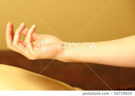 阿育吠陀美容師的手 58759929