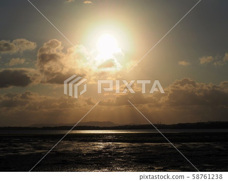 夕陽下的彩虹梯和天使梯 58761238