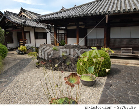A temple and garden that have seen history A temple and garden that have seen history 58765189