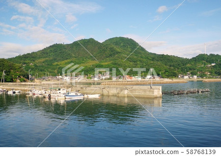 A small port in the Seto Inland Sea 58768139
