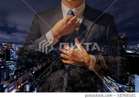 成功的商人，在夜景中 58769101