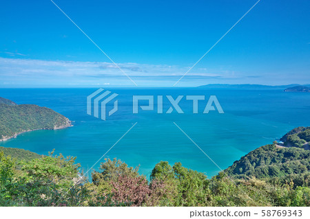 [View from the observation deck at the Rainbow Line Summit Park] Kiyama, Wakasa-cho, Mikata-Kaminaka-gun, Fukui Prefecture 58769343