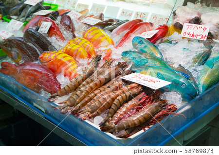 魚在那霸市第一牧誌公共市場的鮮魚櫃檯排隊 58769873