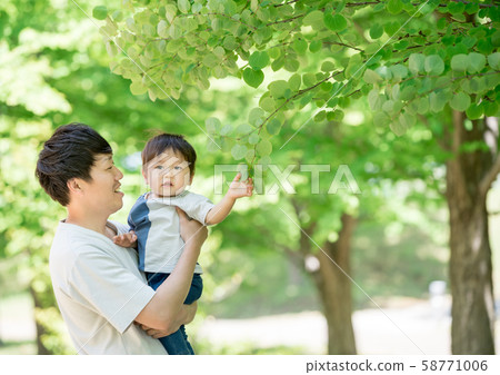 Daddy holding a child 58771006
