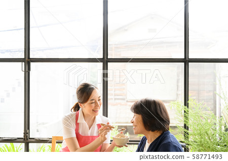 Senior facilities and lifestyle meal image 58771493