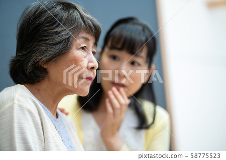 Parent and child Mother and child Senior female Middle female 2 58775523