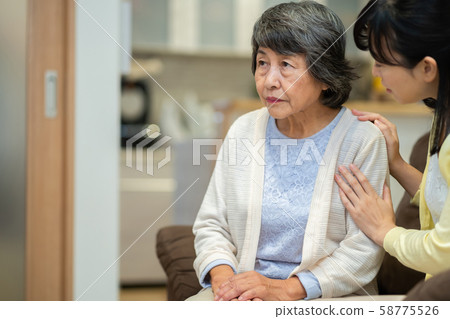 Parent and child Mother and child Senior female Middle female 2 58775526