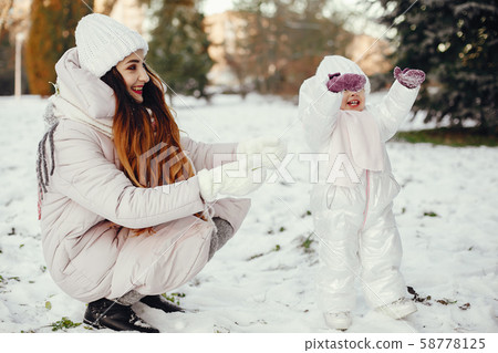 Mother and daughter in a winter park 58778125
