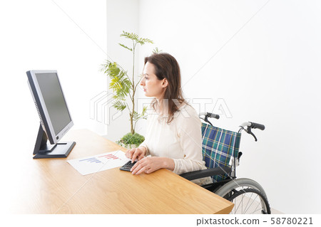 A foreign woman who works in a wheelchair 58780221