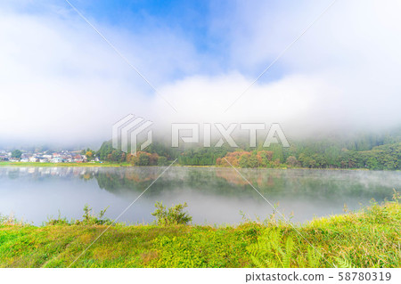 Lake Nakatsuna wrapped in fog [Nagano Prefecture] 58780319