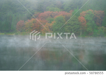 Lake Nakatsuna wrapped in fog [Nagano Prefecture] 58780555