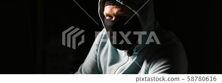 Man carder in mask connect to darknet Man carder in mask connect to darknet 58780616