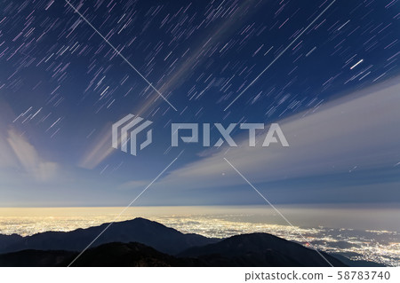 从tanzawa和tonotake看大山和湘南的夜景和星空 图库照片