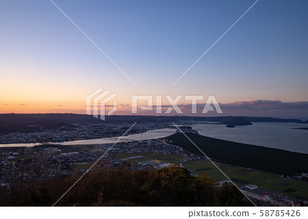 從神上山露台眺望佐賀唐津灣的夜景 從神上山露台眺望佐賀唐津灣的夜景 58785426