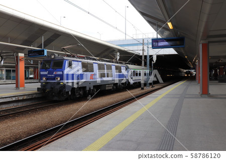 客運特快列車克拉科夫站波蘭 客運特快列車克拉科夫站波蘭 58786120