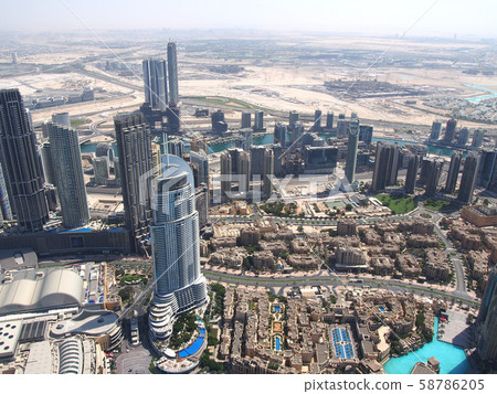 摩天大樓和沙漠風光 58786205