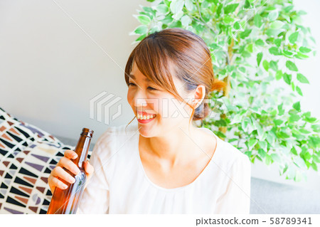 社交聚會的形像人,成年人,女性,酒會,辦公室配對,結婚事件休息的行動 社交聚會的形像人,成年人,女性,酒會,辦公室配對,結婚事件休息的行動 58789341