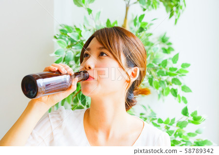 社交聚會的形像人,成年人,女性,酒會,辦公室配對,結婚事件休息的行動 社交聚會的形像人,成年人,女性,酒會,辦公室配對,結婚事件休息的行動 58789342