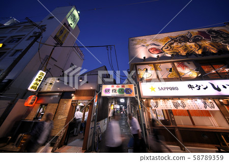日本的東京城市景觀,可俯瞰大町站和酒吧區 日本的東京城市景觀,可俯瞰大町站和酒吧區 58789359