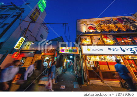 日本的東京城市景觀,可俯瞰大町站和酒吧區 日本的東京城市景觀,可俯瞰大町站和酒吧區 58789360