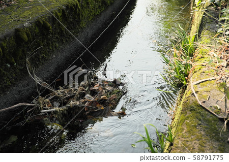 水路收集的垃圾圖片 58791775