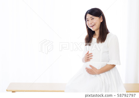 Pregnant woman in her 30s 58792797