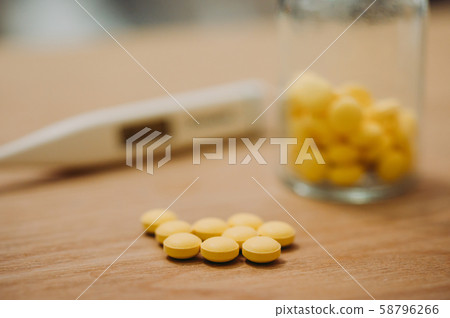 Medicine / thermometer 58796266