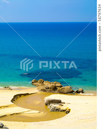 沙灘和大海 58797634