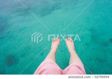 一個女人在新喀裡多尼亞海灘放鬆 58799994