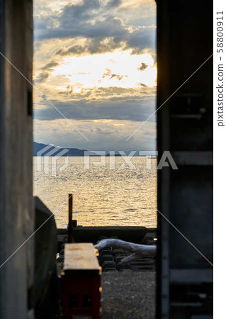 The sea seen from the door of the breakwater 58800911
