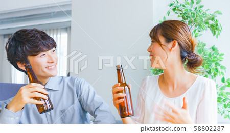 婚姻生活人男人和女人夫婦夫婦新婚假期度假同居年輕夫婦在家喝微笑新房子房地產 婚姻生活人男人和女人夫婦夫婦新婚假期度假同居年輕夫婦在家喝微笑新房子房地產 58802287