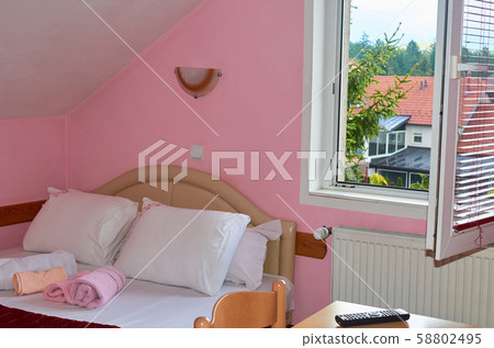 Bed, pillows and sheets 58802495