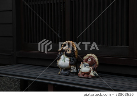 浣熊家族在Echinaka Yao的數千棟老房子前 浣熊家族在Echinaka Yao的數千棟老房子前 58808636