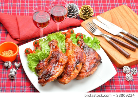 Christmas roast chicken, chicken roast, roast chicken, roast leg, Christmas dinner. 58809224